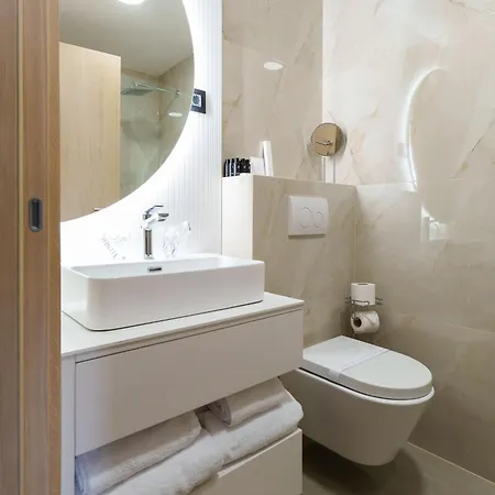 アパートホテル Move In - 4*